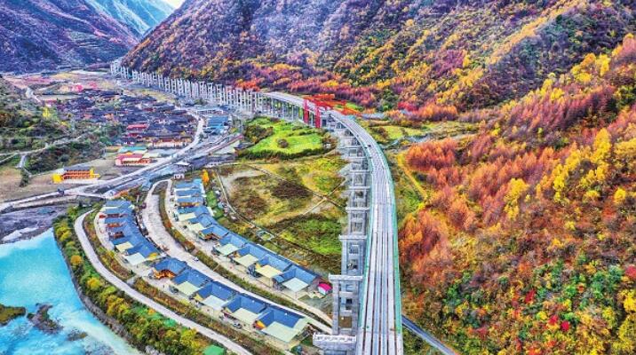 中國(guó)交通報(bào):九綿高速公路厄哩村大橋正在加緊建設(shè)中(圖片新聞)