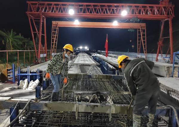 1582592272680805.jpg 廣西荔玉20標節(jié)后復工首片20米箱梁澆筑完成_副本.jpg